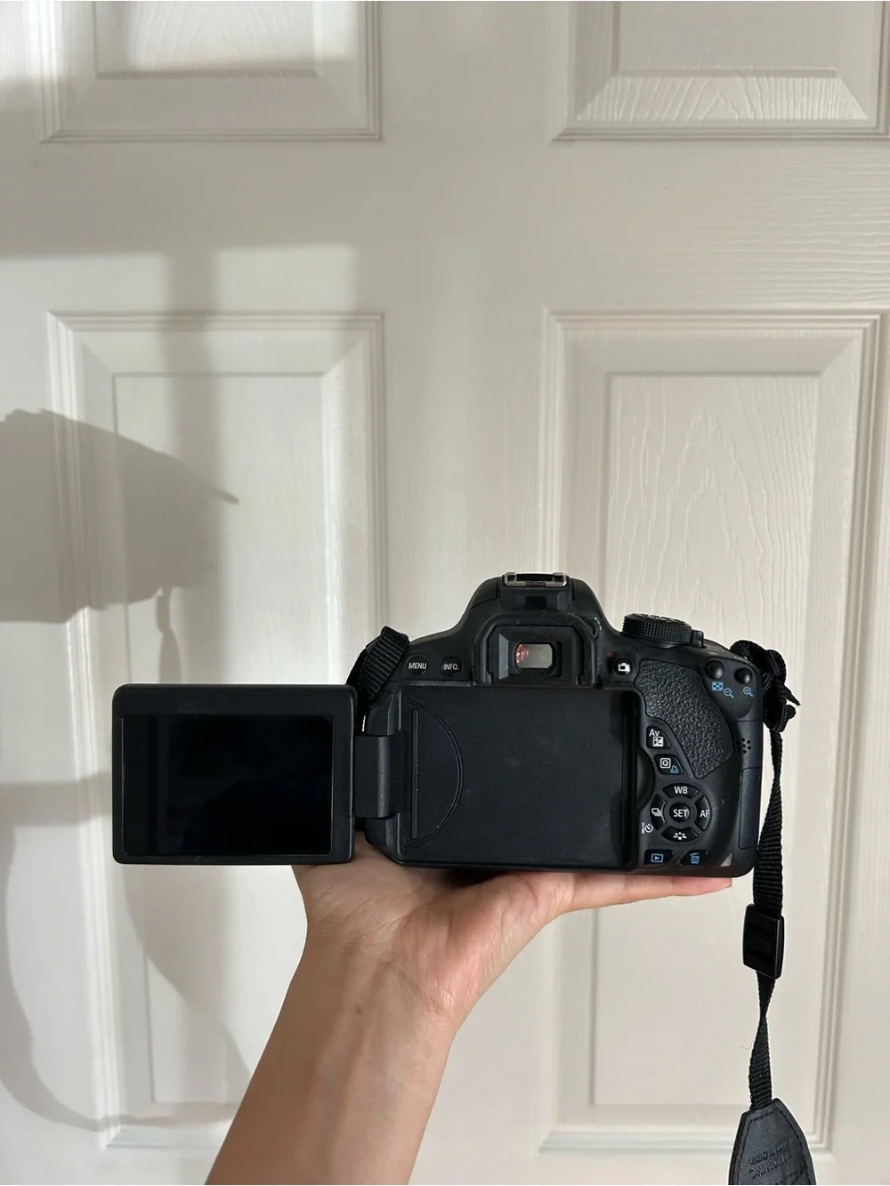 CANON T5I + 18-55MM LENS + STRAP + CHARGER BUNDLE